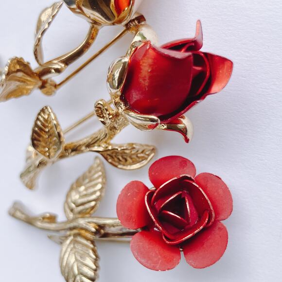 Vintage Lot of 3 Mid Century Red Enamel Rose Brooches Gold Tone Floral Pin Set - Picture 4 of 13